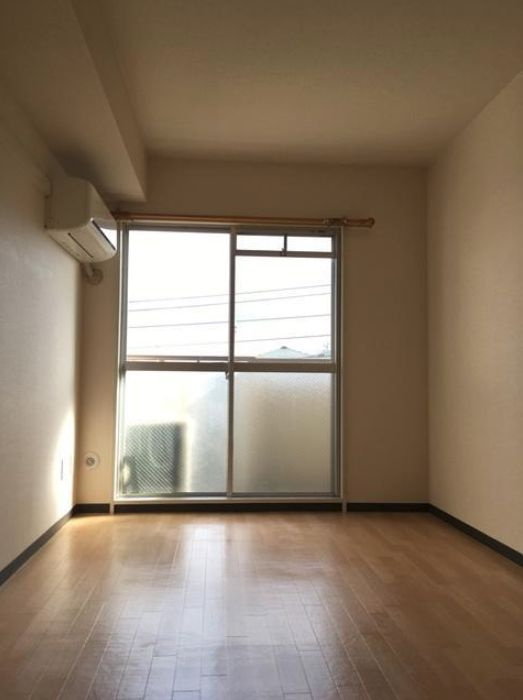 ジョイフル池袋要町の居間・リビング|お掃除がしやすいフローリングのお部屋☆(同一仕様写真)