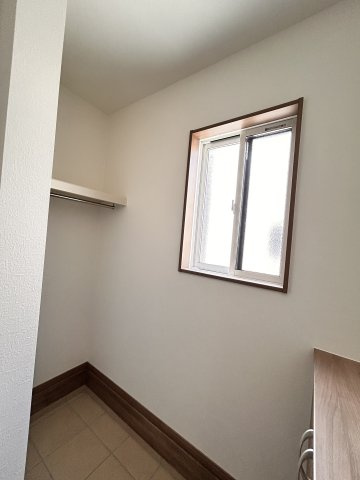 【ワイウッドコート】小山市城北 第5期の玄関|〇2号棟〇
シューズボックスの向かい側にはハンバーパイプ付き土間収納スペース。
レインコートやお出かけ用のアウターを掛けたり、ベビーカーなどを収納可能！
※2026年4月撮影