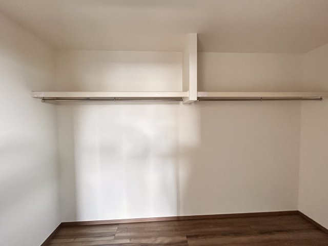 【ワイウッドコート】小山市城北 第5期の収納|〇2号棟・2階8帖洋室〇
枕棚とハンバーパイプ付きでご夫婦のお荷物をスッキリ片づけられます♪
※2026年4月撮影