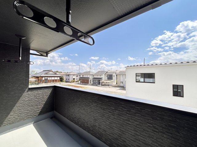【ワイウッドコート】小山市城北 第5期のバルコニー|〇2号棟〇
屋根付きのインナーバルコニーは、急な雨でも安心。
洗濯物も干しやすく、暮らしに頼れるスペースです！
※2026年4月撮影