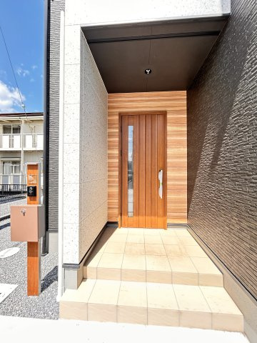 【ワイウッドコート】小山市城北 第5期の玄関|〇2号棟〇
奥行きのあるアプローチがある事で雨に日でもぬれずに傘の準備が出来ます。
また、人目を気にせず扉を開け閉めできますので、毎日のお出かけもストレスフリーです！
※2026年4月撮影