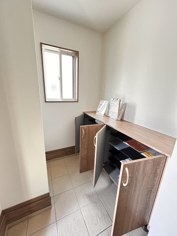 【ワイウッドコート】小山市城北 第5期の玄関|〇2号棟〇
家族みんなの靴がすっきり収まる大容量シューズボックス！
ロータイプで圧迫感が無く開放的です♪
※2026年4月撮影