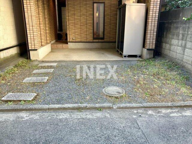 横浜市西区楠町の一戸建ての駐車場