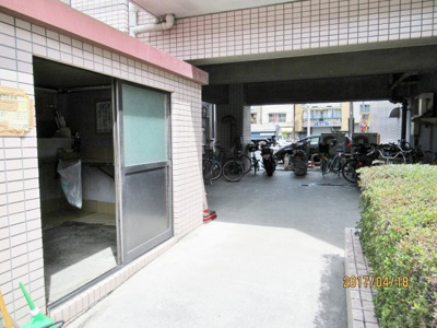 【その他共用部分】 | 千代田ハイツ | 建物の駐輪場とごみ置き場です