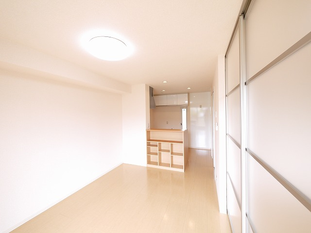 カーサ　セレスの居間・リビング|どこにベッドを置くか、楽しみなお部屋ですね。