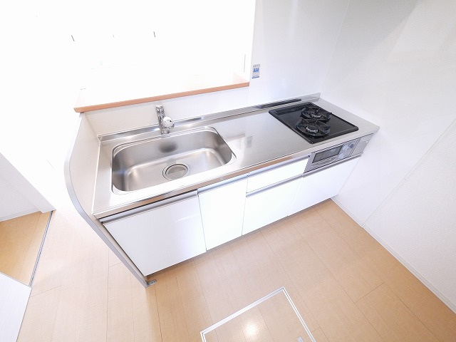 カーサ　セレスのキッチン|テレビやソファーを置いてもゆとりがあるお部屋です。