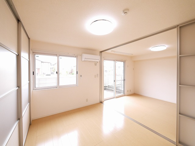 カーサ　セレスの寝室|シャンプードレッサーがあれば朝もしっかり身支度できますね。