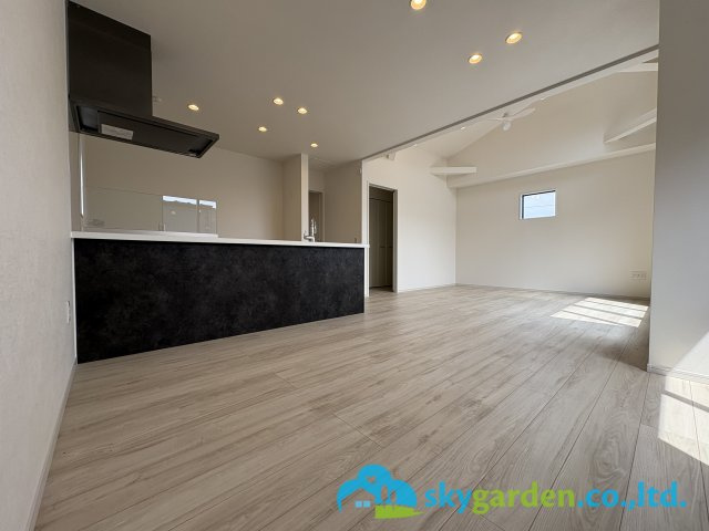 藤沢市辻堂太平台４期　新築戸建　全２棟２号棟の居間・リビング|約19帖のLDK