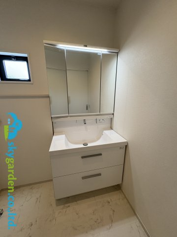 藤沢市辻堂太平台４期　新築戸建　全２棟２号棟の独立洗面台|三面鏡付きの洗面化粧台