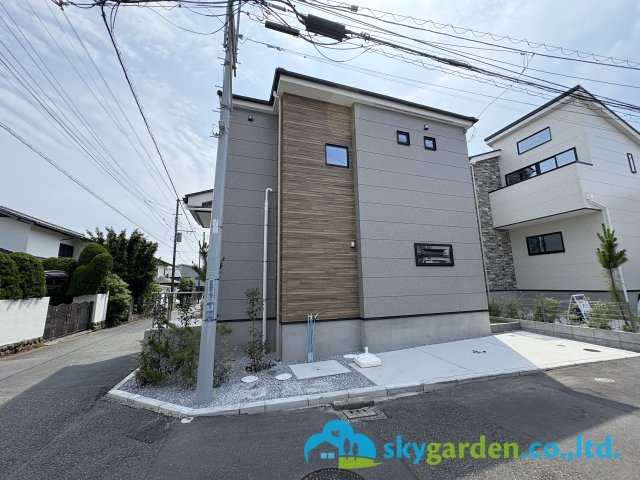 藤沢市辻堂太平台４期　新築戸建　全２棟２号棟の外観|こちら側にも駐車スペースがあります。外シャワー付いてます。