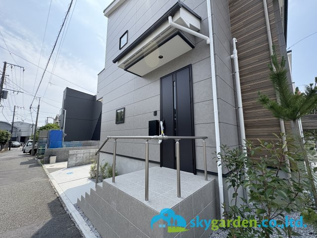 藤沢市辻堂太平台４期　新築戸建　全２棟２号棟の外観|玄関ポーチの様子