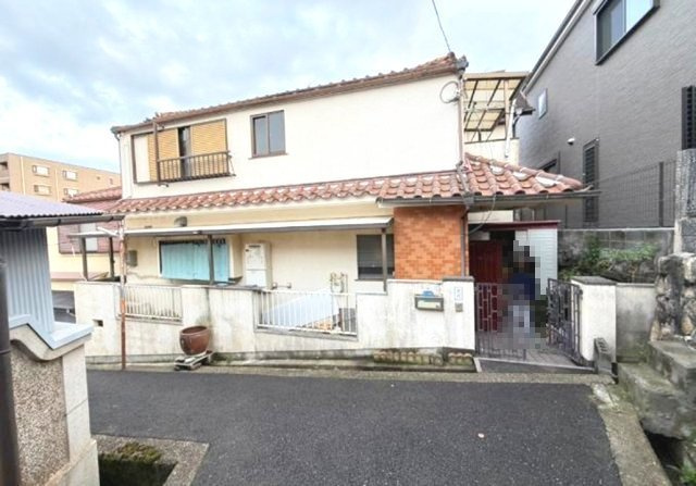 楠丘町5丁目の前面道路含む現地写真|南側の道路に面している物件は日当たりが良いです
