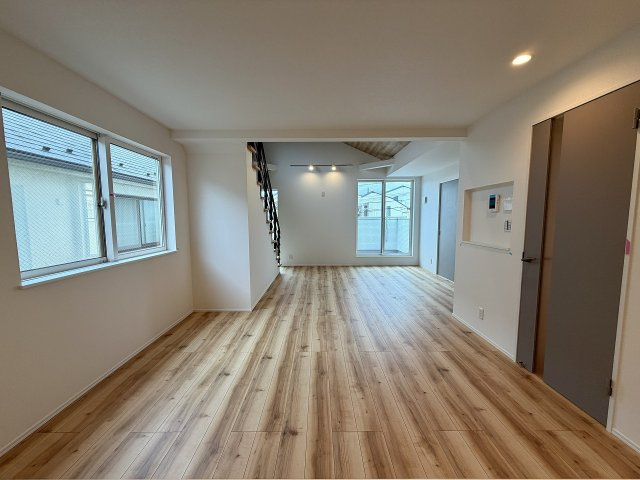 ＜LIBERi リーベリー＞練馬区田柄4丁目　土地32坪×建物32坪　大型邸宅の居間・リビング