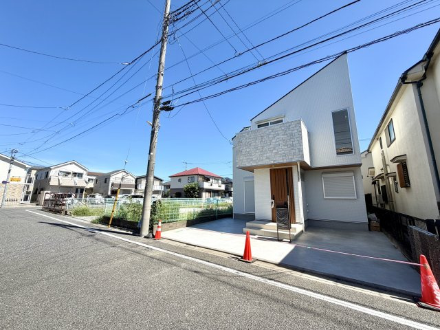 ＜LIBERi リーベリー＞練馬区田柄4丁目　土地32坪×建物32坪　大型邸宅の前面道路含む現地写真