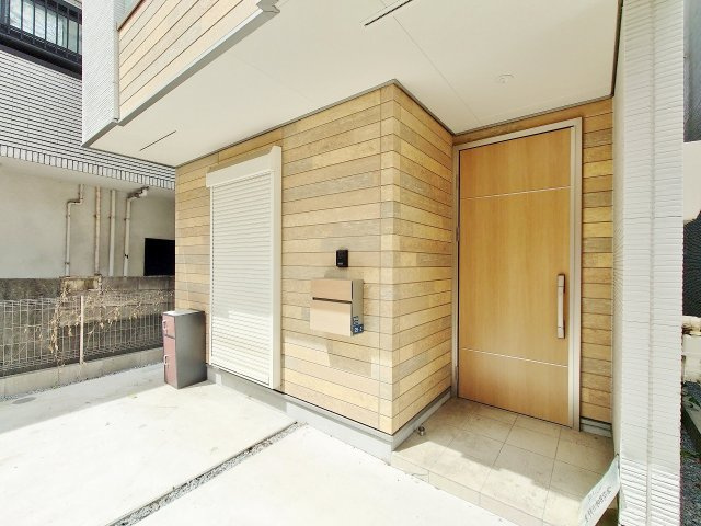 北区赤羽西4丁目の玄関|お洒落な玄関スペース♪♪
宅配ボックス付
1階洋室はシャッター付です