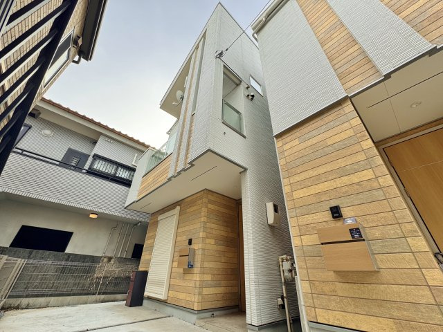 北区赤羽西4丁目の外観|お洒落でデザイン性のある外観
築浅なので美しく存在感もございます
空室につきご見学可能です
ご見学・詳細はお気軽に城北不動産までお問い合わせください