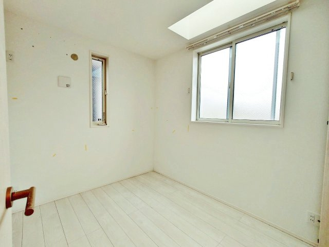 北区赤羽西4丁目の洋室|2階4.0帖洋室
お子様部屋の他、書斎や趣味のお部屋など多目的にお使いいただける一室です