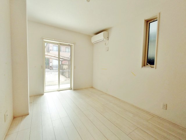 北区赤羽西4丁目の洋室|1階6.0帖洋室
プライベート空間も快適にお過ごしいただけます
全室2面採光・収納付です