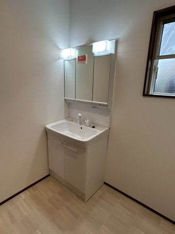 西垣生　新築戸建　４LDKの独立洗面台|機能的な洗面室は、朝の身支度もスムーズに整う設計。浴室乾燥機との動線も良く、脱衣から洗濯、乾燥までの流れが効率的で家事負担を減らします。収納を活かせば、タオルや洗剤もすっきり収まり気持ちよく使える。