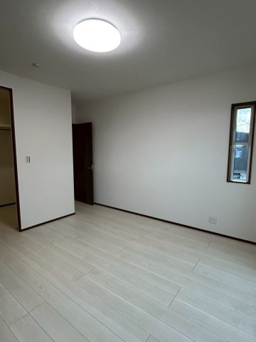 西垣生　新築戸建　４LDKの洋室|WICを備えた主寝室は、夫婦の荷物もたっぷり収まり、お部屋を常に広く使えます。南側からの光で心地よく目覚めることができ、一日の始まりを穏やかに迎えられる。自分たちらしいインテリアも映える空間になる。