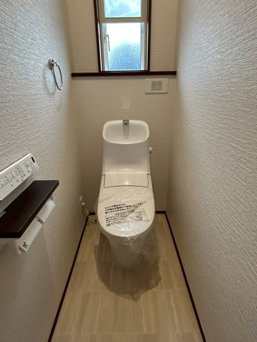 西垣生　新築戸建　４LDKのトイレ|1階と2階の計2ヶ所に温水洗浄便座付きのトイレを設置。忙しい朝の準備時間が重なっても、家族みんなが焦らずスムーズに動けます。清潔感のあるデザインで、お手入れのしやすさも考えられた設計で安心できる。