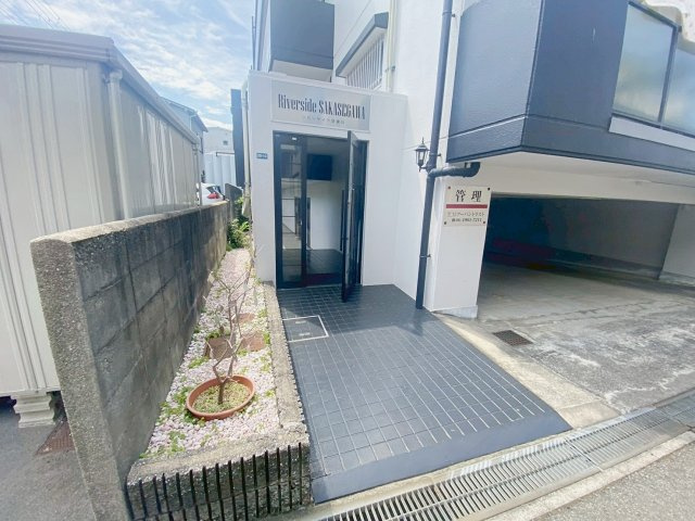リバーサイド逆瀬川のエントランス