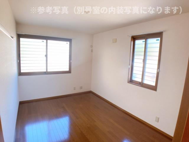 春日井市八事町２丁目のアパートの居間・リビング