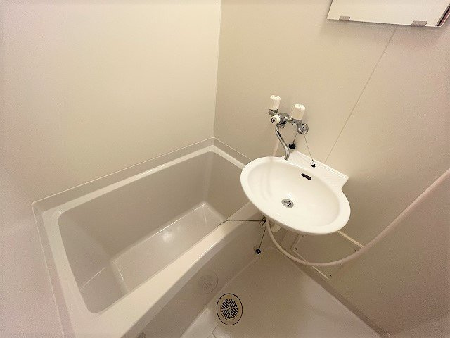 レオパレスエルズ和泉の浴室