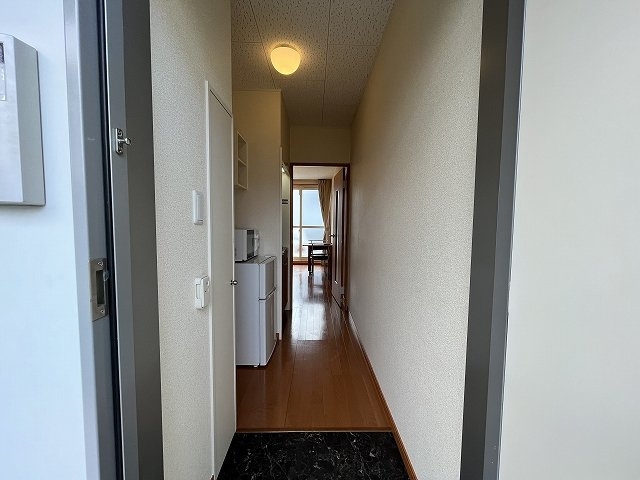 レオパレスエルズ和泉の玄関