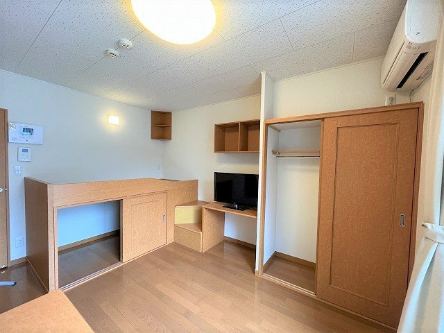 レオパレスエルズ和泉の寝室