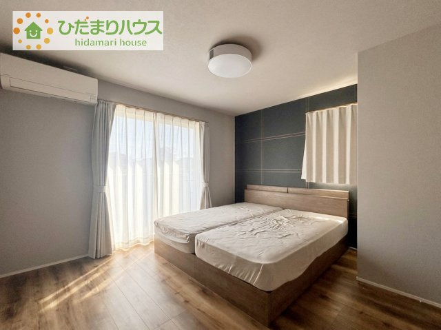 【寝室】 | 守谷市百合ケ丘３丁目　中古戸建 | 気品のあるアクセントクロス♪
収納量たっぷりのWIC付き！