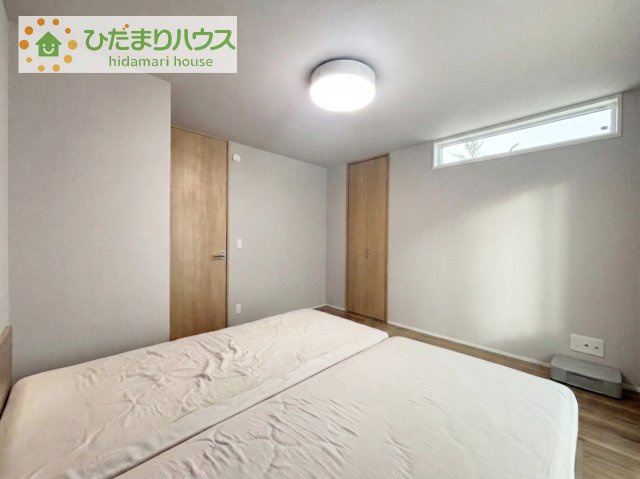 【寝室】 | 守谷市百合ケ丘３丁目　中古戸建 | 採光用のFIX窓も付いており、朝日がよく入ります(^^)v