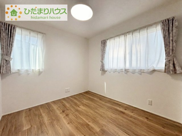 【洋室】 | 守谷市百合ケ丘３丁目　中古戸建 | 5.25帖の洋室♪
机とベッドを置けば子供部屋の完成ですね！