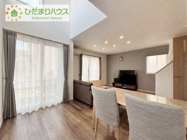 【居間・リビング】 | 守谷市百合ケ丘３丁目　中古戸建 | LDKには吹き抜けがあり、明るく解放感のある空間を作り出してくれます♪