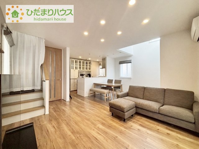 【居間・リビング】 | 守谷市百合ケ丘３丁目　中古戸建 | お子様が成長する過程で、家族と自然に対面できるリビング階段は、幸せな家族の形を繋いでくれます(^^)v
