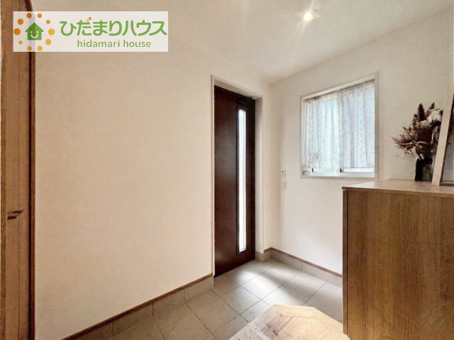 【玄関】 | 守谷市百合ケ丘３丁目　中古戸建 | 玄関収納付きでゴルフバッグやベビーカーも収納出来ます♪
ドア窓と小窓が付いており、明るい気持ちで出発できます！