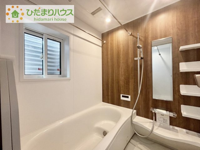 【浴室】 | 守谷市百合ケ丘３丁目　中古戸建 | 高級感のあるウッド調パネルは、入浴中の気持ちを落ち着かせ、リラックスさせてくれます♪