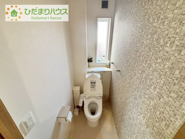 【トイレ】 | 守谷市百合ケ丘３丁目　中古戸建 | 1・2階にトイレあり。階段を降りなくてもいいので、高齢者の方も優しい☆彡