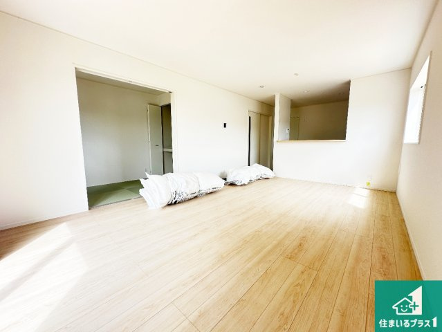 ●29(土)30(日)現地説明会！　生駒郡平群町若葉台　全5邸の居間・リビング|日当たり良好の明るいリビングで朝の目覚めもスッキリできそう！対面キッチンでご家族のコミュニケーションも自然と増える設計！小さなお子様が遊ぶスペースを作っても広々とくつろげるLDK！
