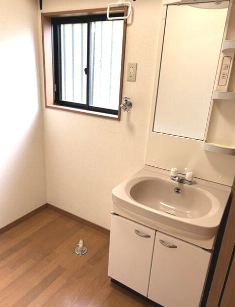 長生郡長生村一松乙　平屋中古戸建の独立洗面台|平成19年4月築　3K平屋　カーポート1台　サーフスポットまで車約5分　ウッドデッキ付