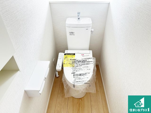 ●生駒郡平群町若葉台　第1期　新築一戸建てのトイレ|1・2階の2ヶ所にあるので、朝の忙しい時間の順番待ちもなく、深夜の利用にも大変便利です。