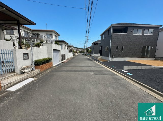 ●生駒郡平群町若葉台　第1期　新築一戸建ての前面道路含む現地写真|周辺は閑静な住宅街！前面道路広々で車の出し入れも便利です。駐車が苦手な方でも安心して車庫入れできます！