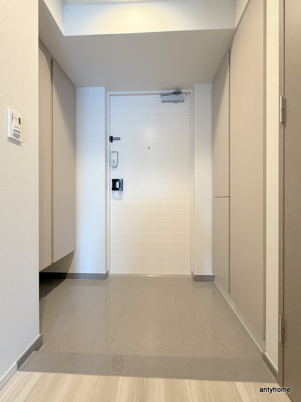 コンフォリア・リヴ北浜淡路町　仲介手数料無料の玄関
