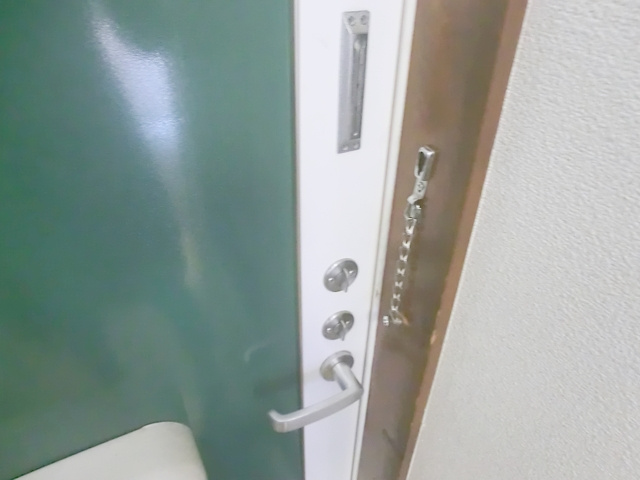 花ハウスの玄関|安心のドアロックです