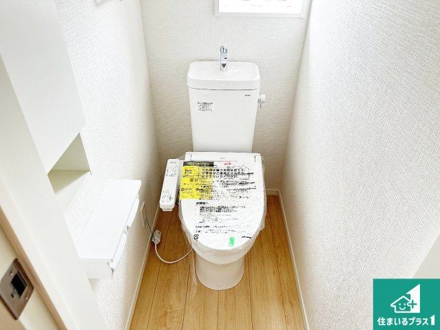 ●生駒郡平群町若葉台　第1期　新築一戸建てのトイレ|1・2階の2ヶ所にあるので、朝の忙しい時間の順番待ちもなく、深夜の利用にも大変便利です。