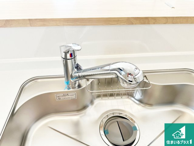 ●生駒郡平群町若葉台　第1期　新築一戸建ての設備|浄水器を内蔵！炊飯時、お茶を作る時に安心してお水を使えます！お湯と冷水、浄水と原水、シャワーの切替えもワンタッチです！