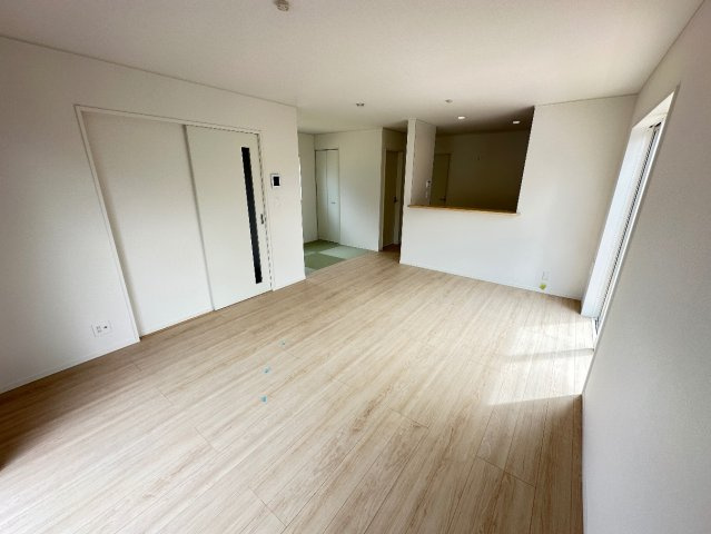 ●生駒郡平群町若葉台　第1期　新築一戸建ての居間・リビング|シンプルなリビングは、観葉植物等のインテリアを楽しめますね！パパ好みにも、ママ好みにも家具次第で雰囲気を変えることができます！