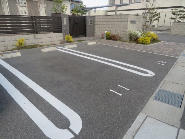 シャーメゾンライグラスの駐車場