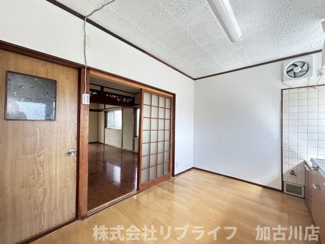 二屋戸建ての居間・リビング
