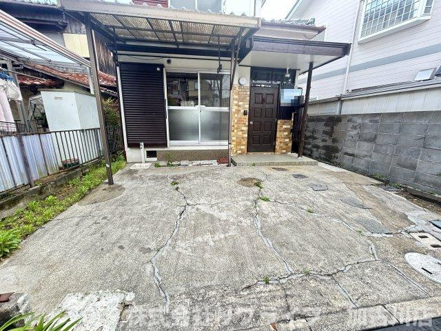 二屋戸建ての駐車場